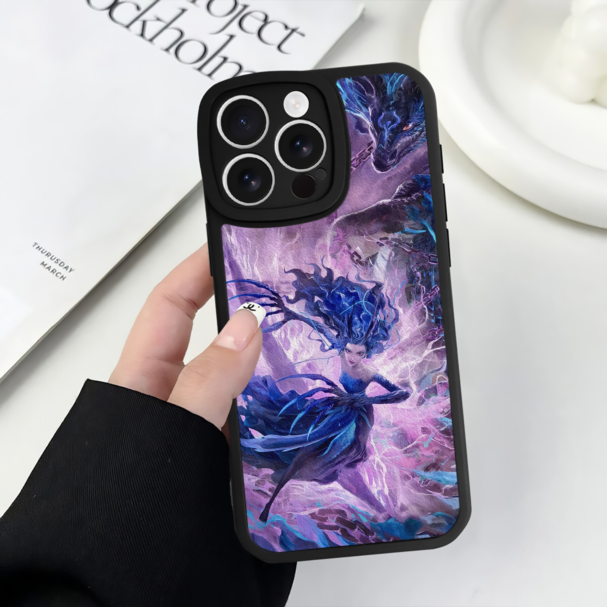 （画像用） Ne Zha 2 ナタ 魔童の大暴れ 【iPhone 16シリーズ対応】シリコンスマホケース（レザー調） 材質：シリコン